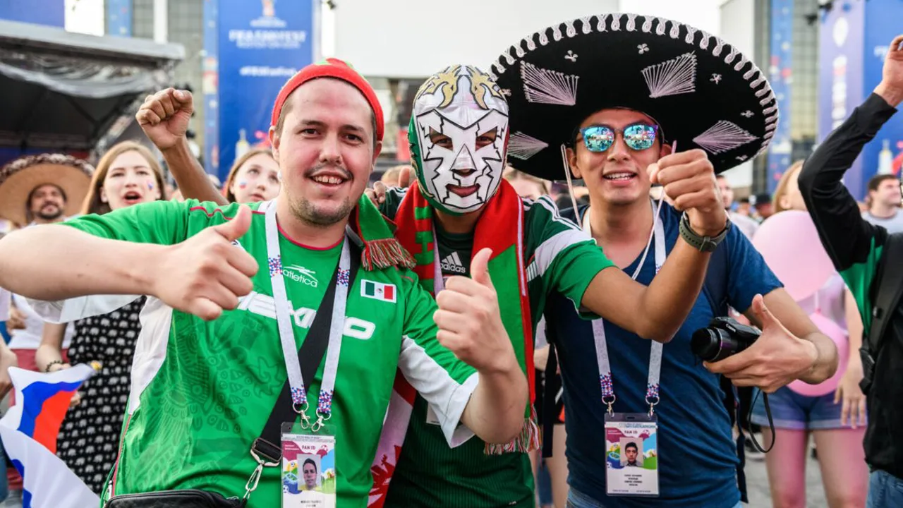 Multidão no Zócalo da Cidade do México assistindo jogo da Copa do Mundo em telão gigante ao ar livre