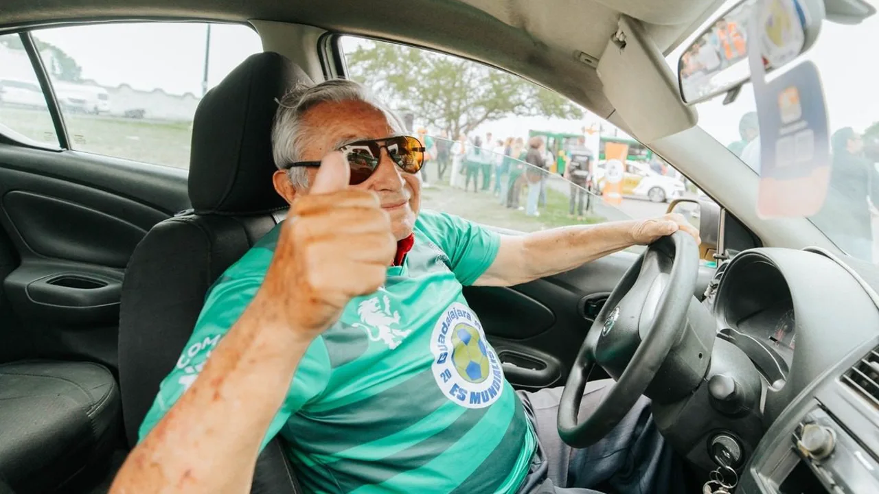Taxista de Guadalajara exibe QR code da Guadalajara App no retrovisor do veículo durante a Copa do Mundo 2026