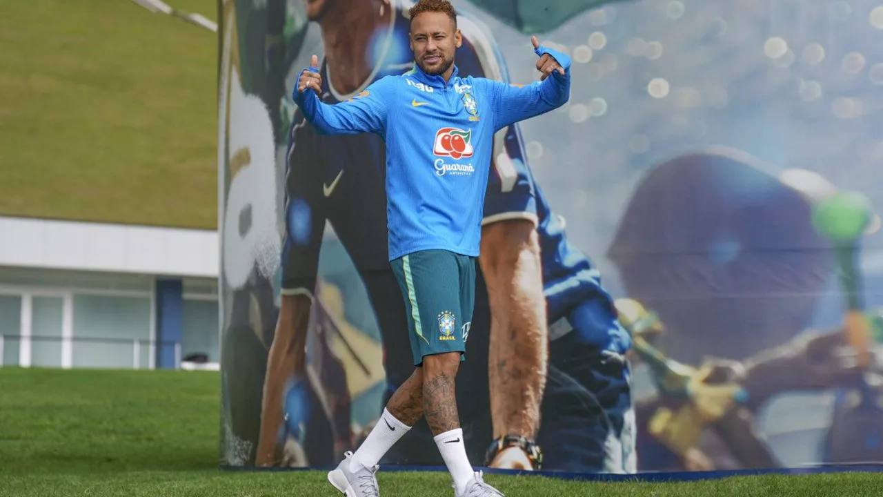 Neymar com a camisa 10 da Seleção Brasileira em campo durante a Copa do Mundo, expressão concentrada