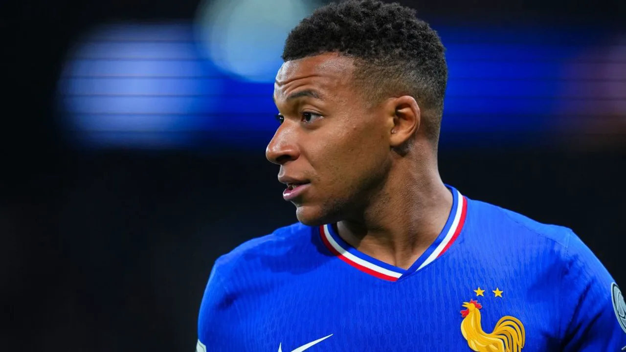 Kylian Mbappé cabeça baixa após pênalti perdido pela França na Eurocopa 2020 contra a Suíça