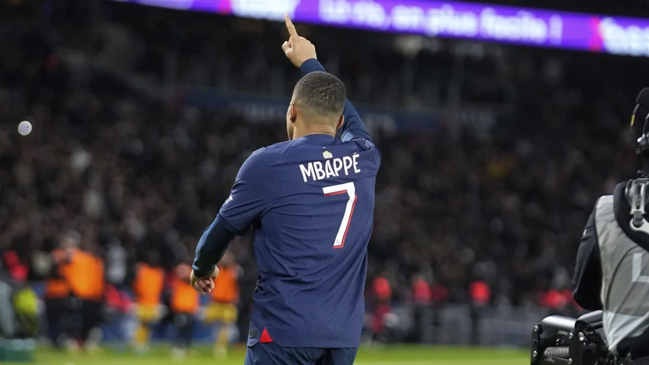 Kylian Mbappé com a camisa da seleção francesa em campo, expressão intensa, estádio lotado ao fundo