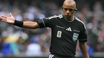 3 vermelhos em 90 minutos e Wilton Sampaio já reescreveu a história das Copas