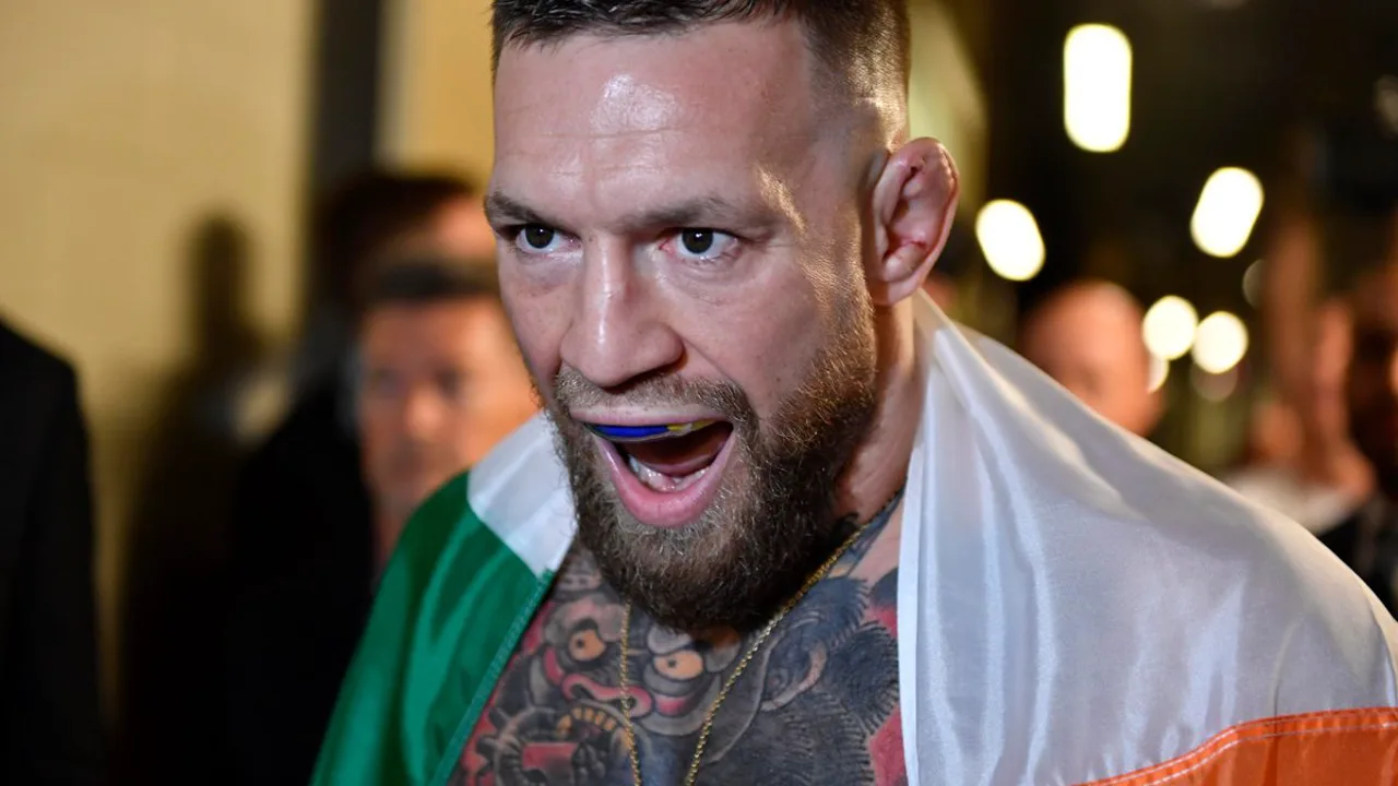 Conor McGregor e Max Holloway frente a frente no octógono do UFC, pôster oficial do UFC 329