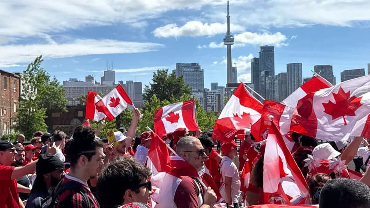 Torcedores do Canadá de vermelho e branco nas ruas de Toronto antes da estreia contra a Bósnia no BMO Field