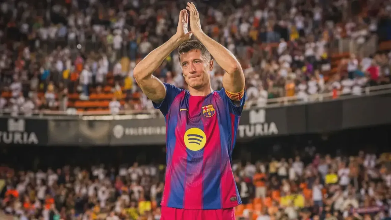 Robert Lewandowski com a camisa do Barcelona em campo durante partida da La Liga 2025/2026