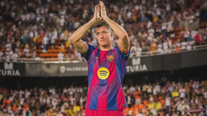 Robert Lewandowski com a camisa do Barcelona em campo durante partida da La Liga 2025/2026