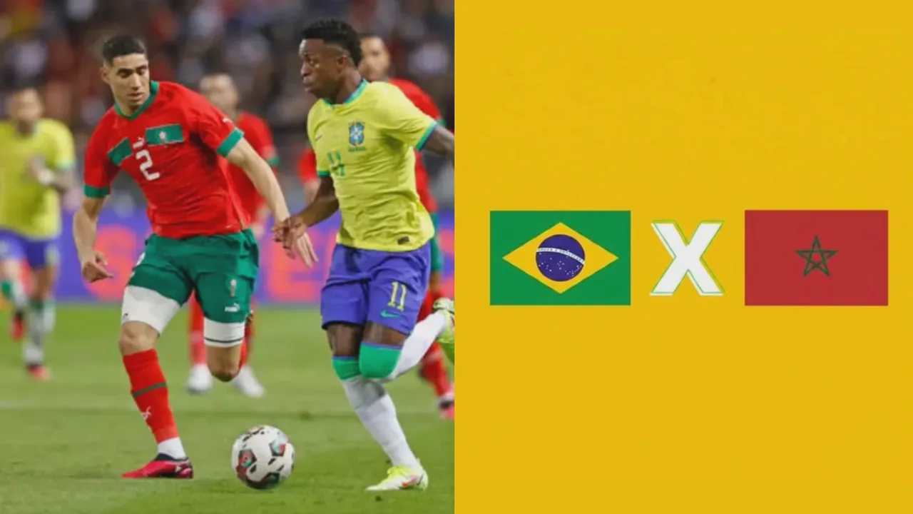 Jogadores do Marrocos celebram gol durante partida da Copa do Mundo, com bandeiras dos Leões do Atlas nas arquibancadas