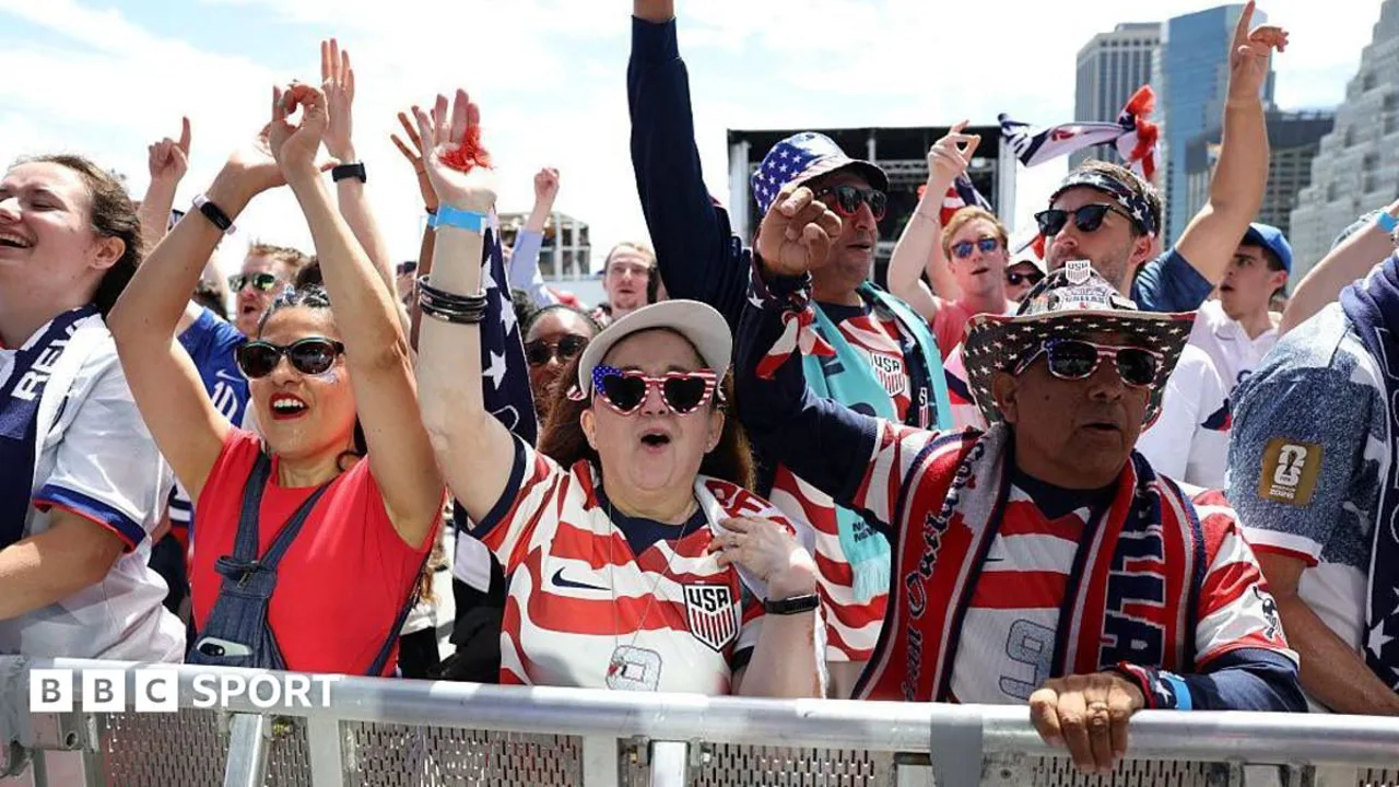 Torcedores americanos divididos entre bandeiras da Copa do Mundo 2026 e camisas do New York Knicks nas ruas de Manhattan