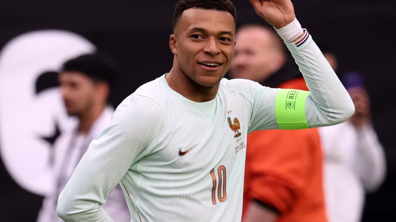 Kylian Mbappé com a camisa da seleção francesa comemorando gol em Copa do Mundo