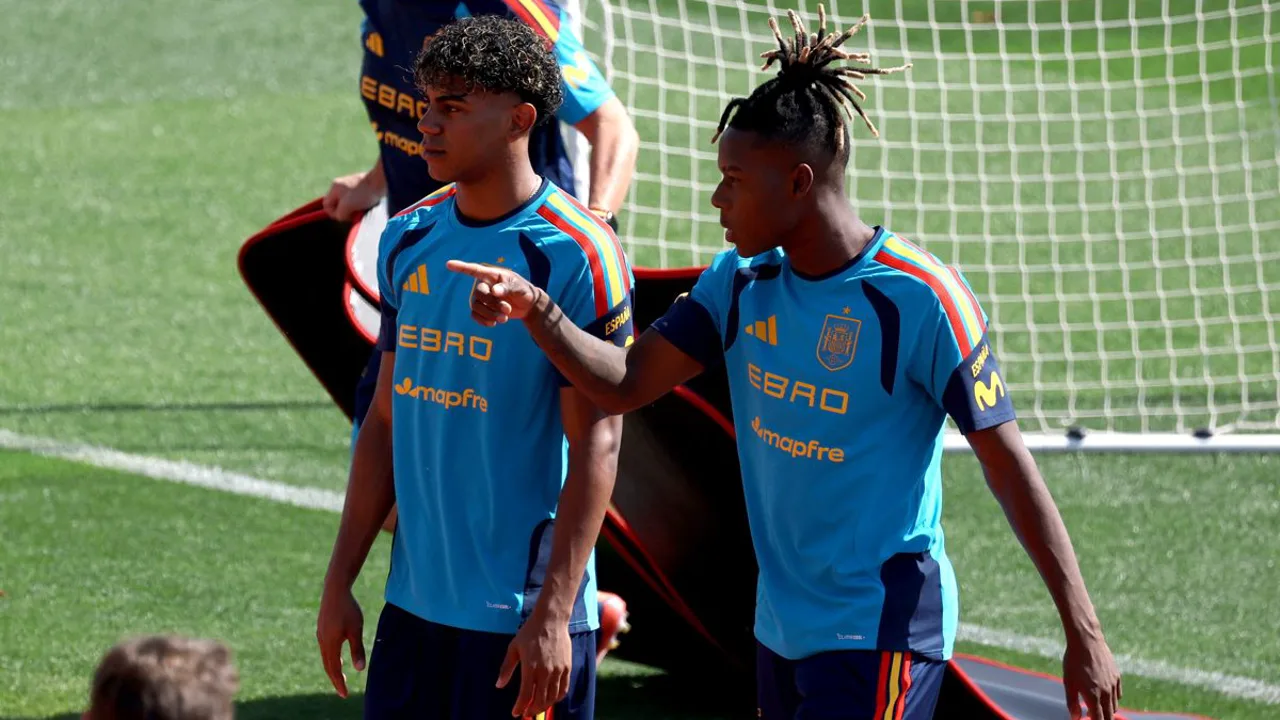 Lamine Yamal e Nico Williams treinando juntos com a seleção espanhola antes da Copa do Mundo 2026