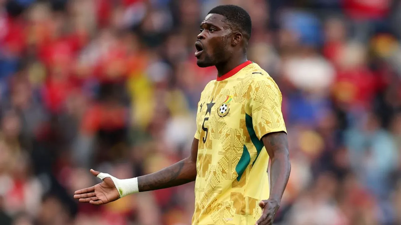 Thomas Partey com a camisa de Gana em campo durante partida da seleção africana