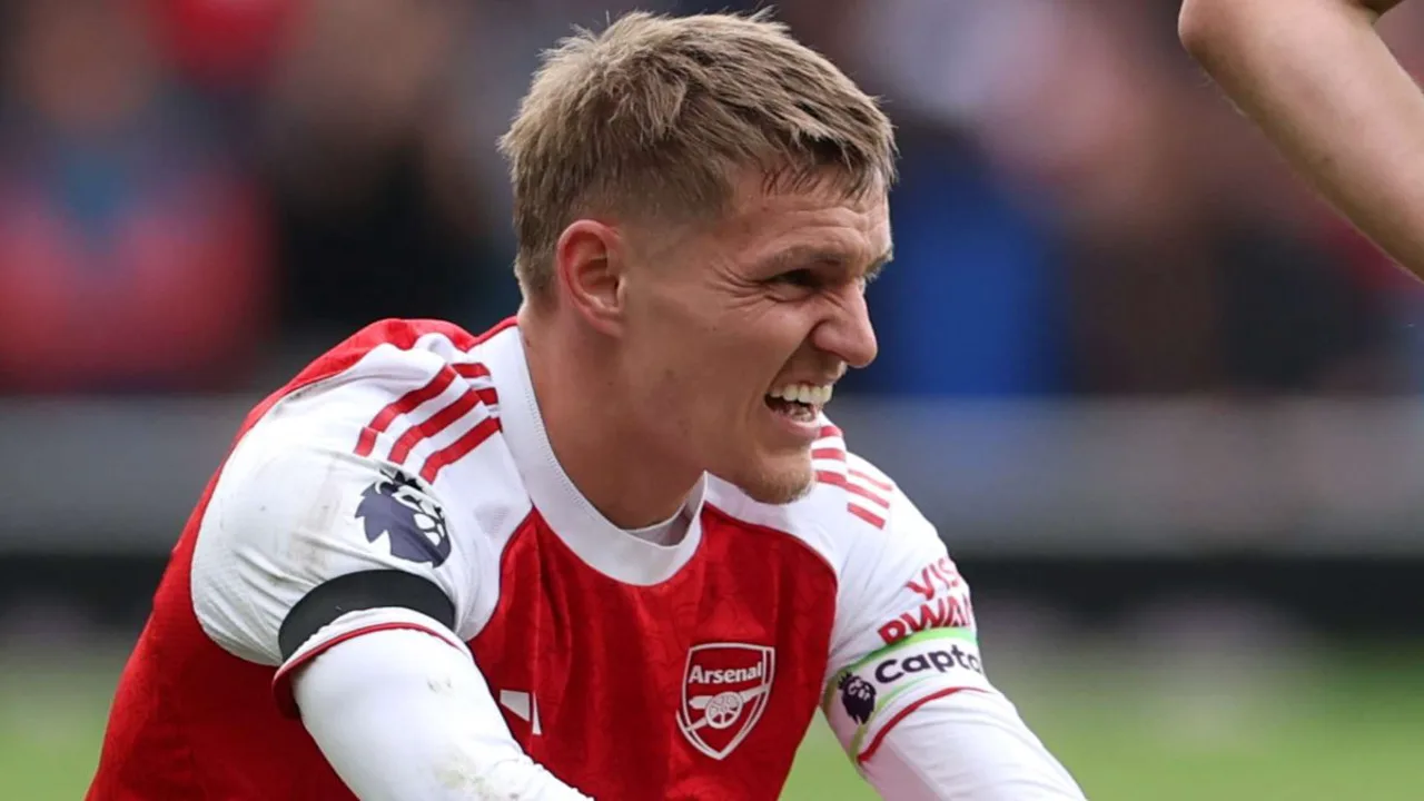 Jogadores do Arsenal em treino antes da Copa do Mundo 2026, com uniformes de suas seleções nacionais