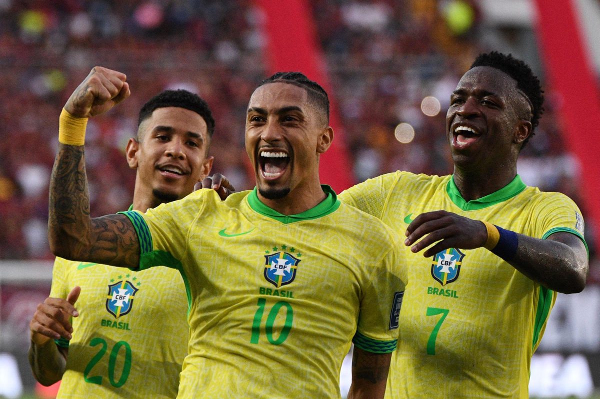 O momento em que Kolašinac virou personagem de Copa Kolašinac acerta o próprio t