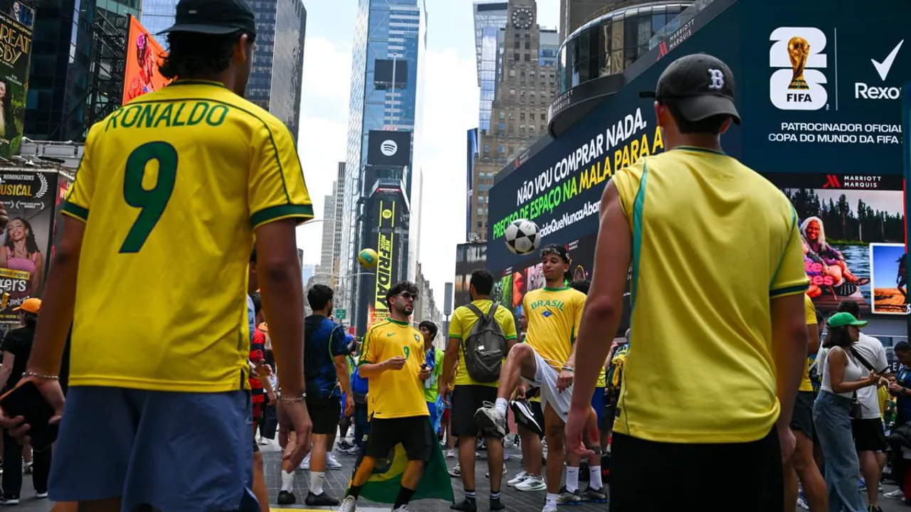 Torcedores brasileiros com bandeirões na Times Square em Nova York na véspera da Copa do Mundo 2026