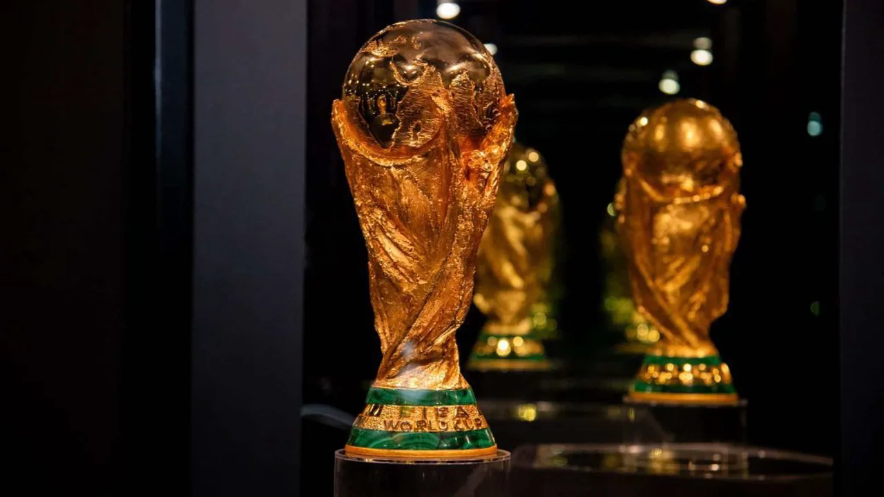 Troféu da Copa do Mundo 2026 com mapa da América do Norte ao fundo representando os três países-sede