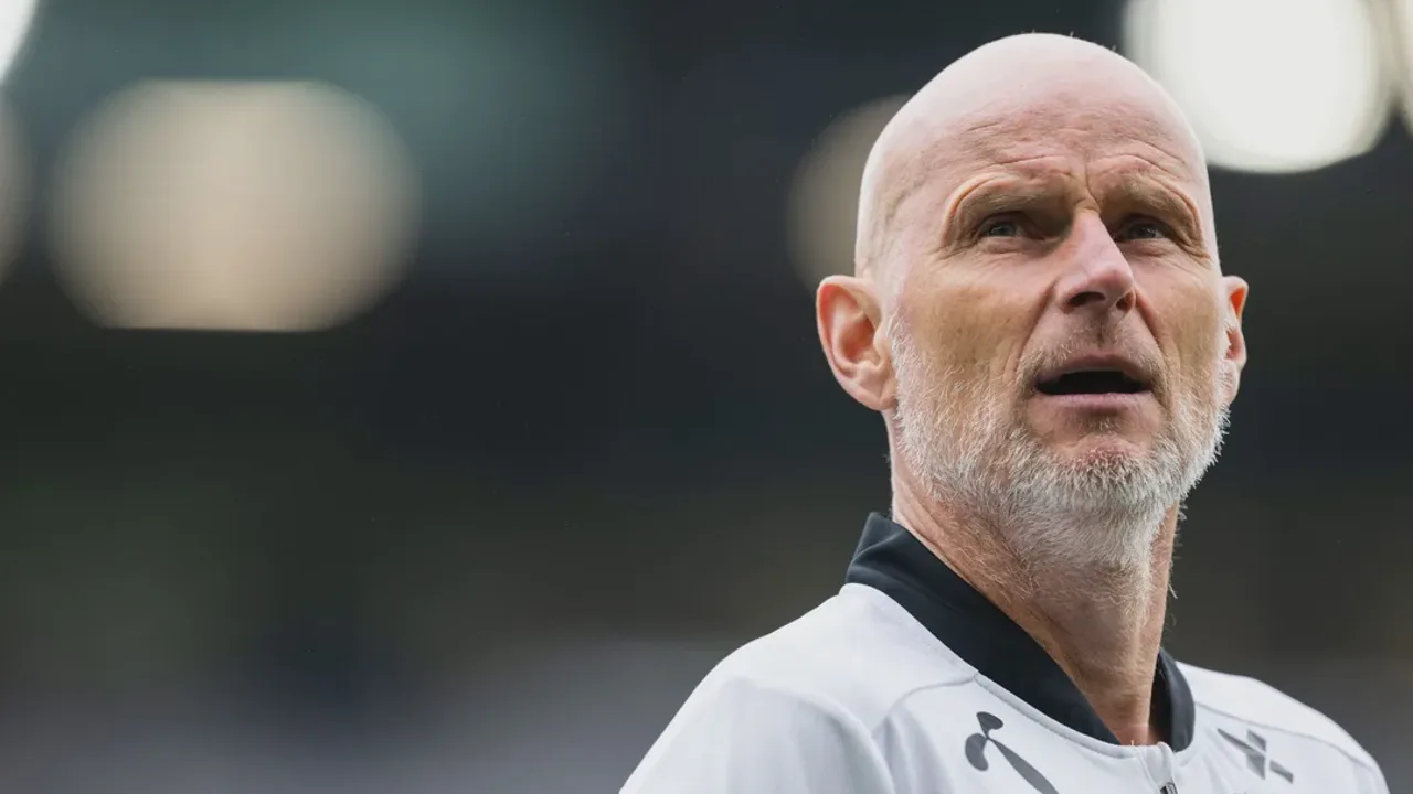 Técnico Stale Solbakken em coletiva de imprensa em Greensboro durante a Copa do Mundo 2026