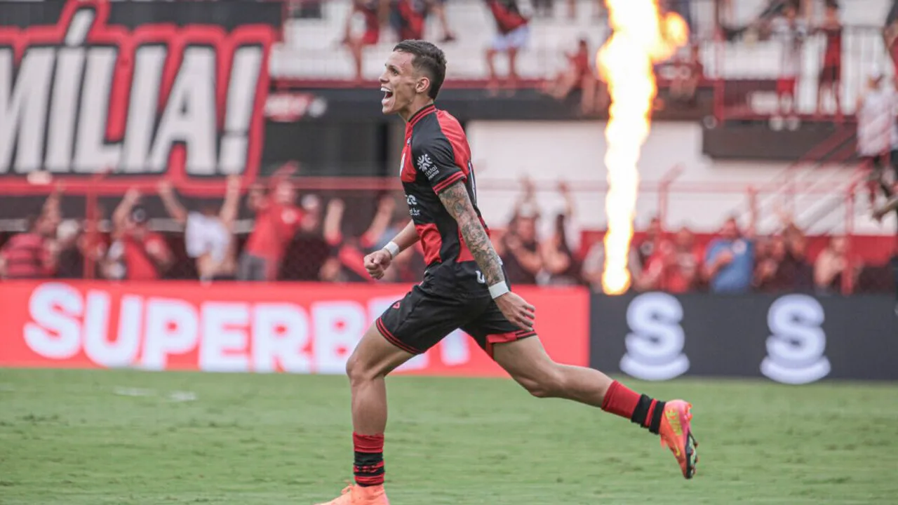 Mikael comemora gol do CRB contra o Atlético Goianiense no Estádio Antônio Accioly pela Série B 2026