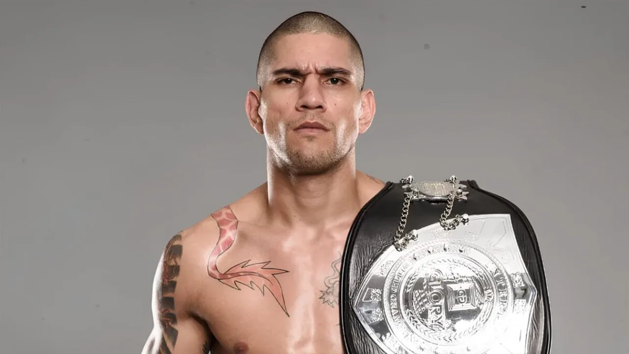Alex Poatan com cinturão do UFC em posição de guarda, olhar focado, iluminação de arena de MMA