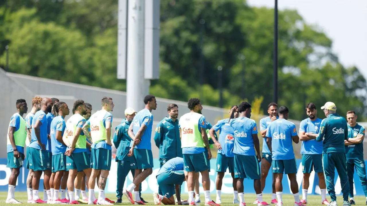 Carlo Ancelotti orienta jogadores da Seleção Brasileira em treino antes da Copa do Mundo 2026