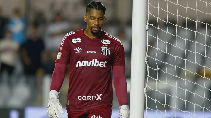 Diógenes, goleiro do Santos com a camisa 1, em posição de defesa durante partida do Brasileirão 2026