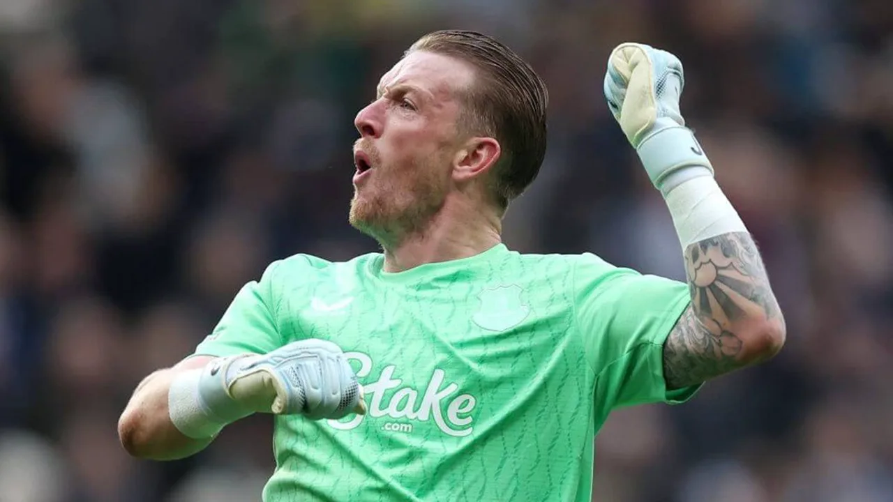 Jordan Pickford com a camisa do Everton defendendo o gol na Premier League