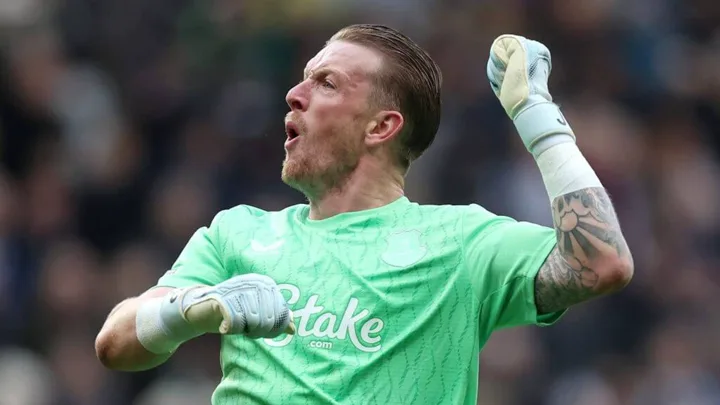 Jordan Pickford com a camisa do Everton defendendo o gol na Premier League