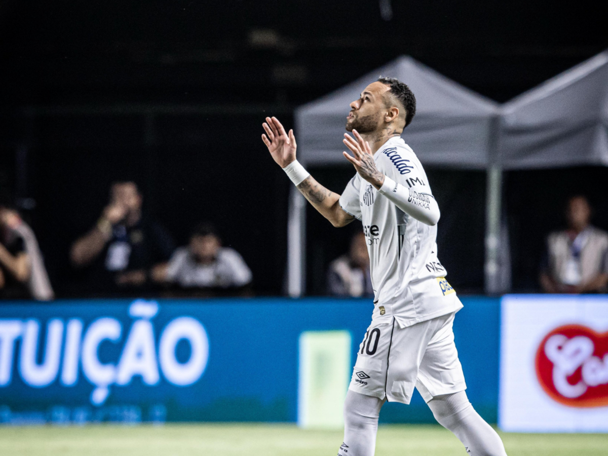 A lesão que tira Neymar da estreia e o silêncio que ele recusou Neymar posta fot