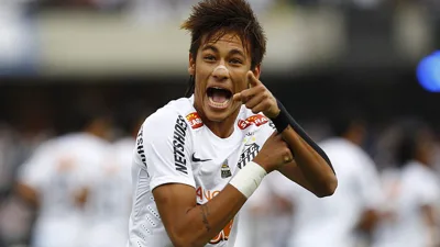 Alex Sandro, Rayan e Douglas Santos esgotam antes de Neymar na loja da Seleção