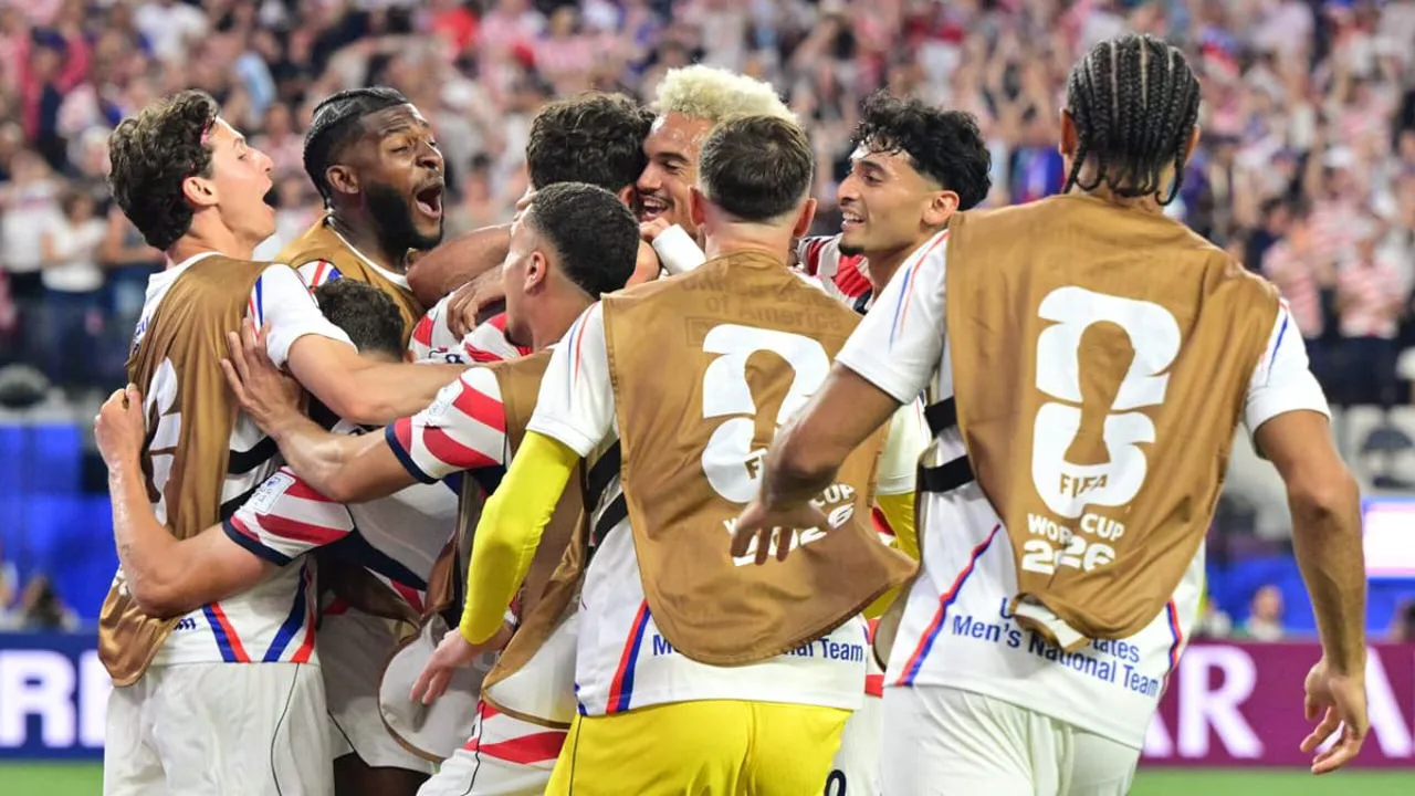 Jogadores do Haiti comemorando classificação para a Copa do Mundo 2026 com bandeiras do país