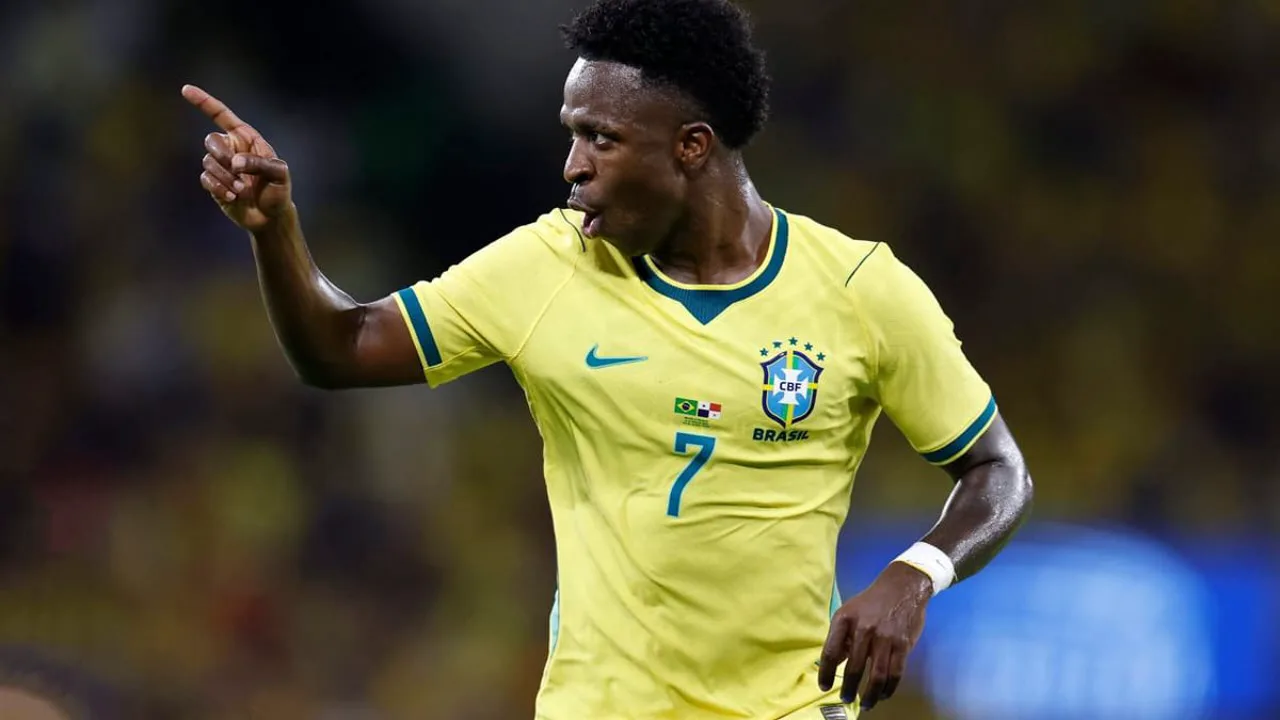 Vinícius Júnior com a camisa da Seleção Brasileira em campo durante a Copa do Mundo 2026
