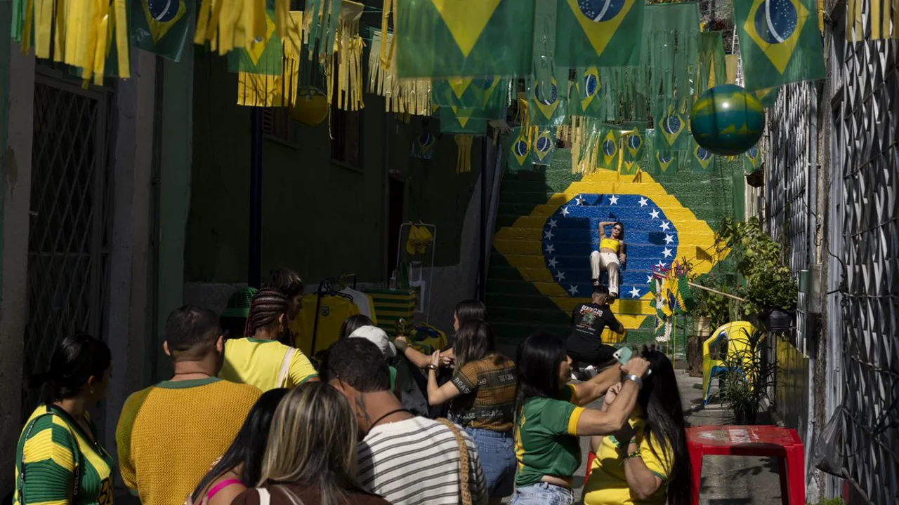 Escadaria pintada com a bandeira do Brasil na Rua Eduardo Jansen, Centro do Rio, com turistas posando para fotos