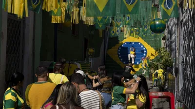 Como 16 degraus pintados no Rio viraram fila de duas horas na Copa