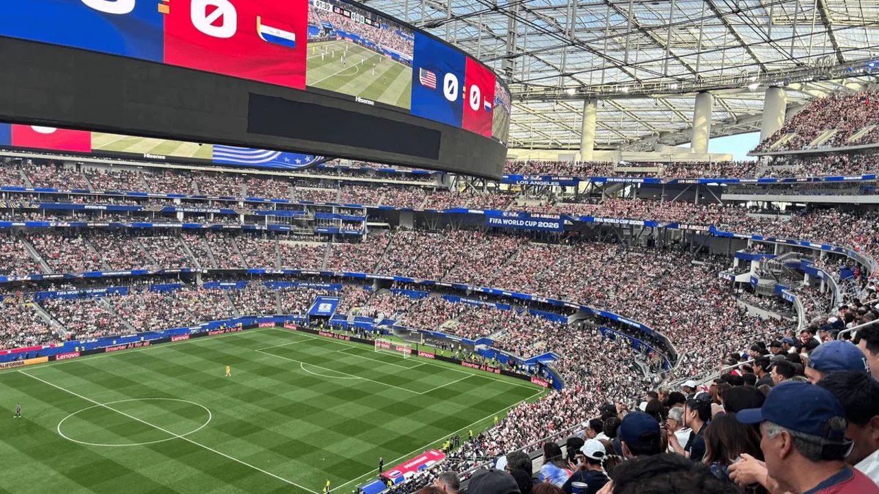 Vista interna do SoFi Stadium em Los Angeles durante jogo da Copa do Mundo 2026, com placares sem identificação de marcas