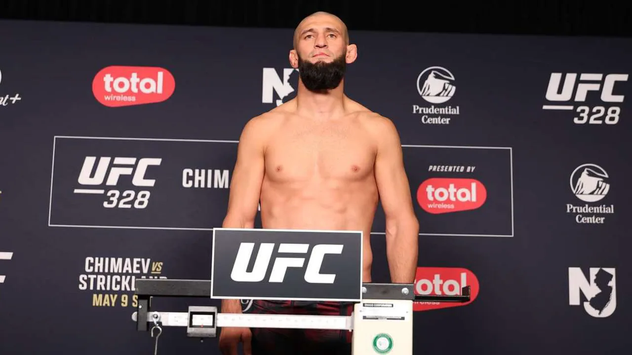 Khamzat Chimaev e Sean Strickland se encaram no octógono do UFC durante luta pelo cinturão dos médios