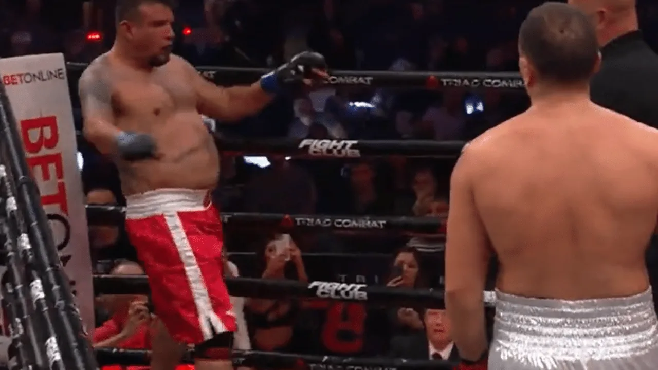 Conor McGregor e Max Holloway se encaram antes de luta no UFC 329, octógono ao fundo