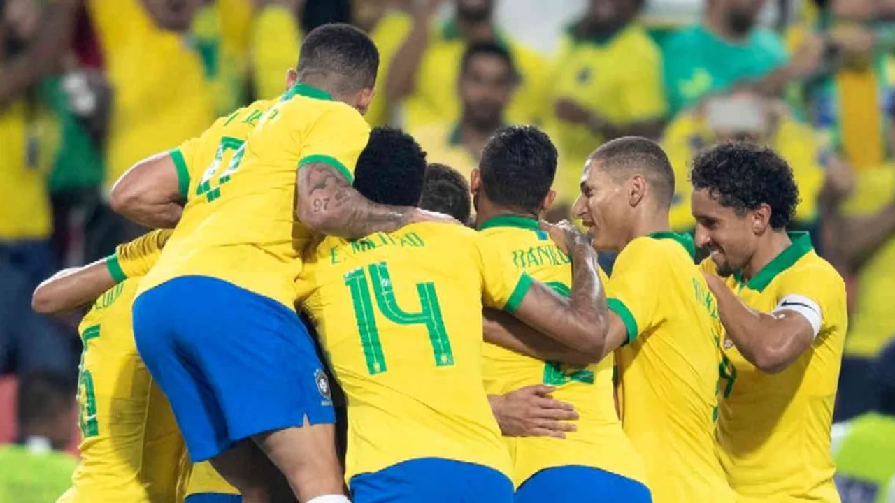 Torcedor brasileiro segurando celular com aplicativo de investimentos e bandeira do Brasil ao fundo