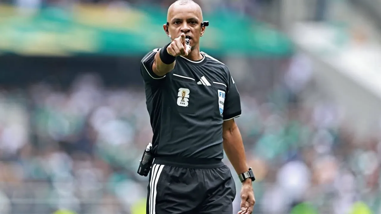Árbitro Wilton Sampaio com microfone no Estádio Azteca durante a abertura da Copa do Mundo 2026