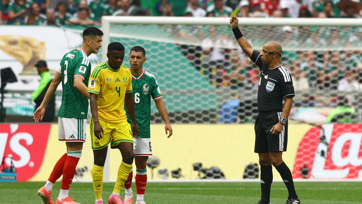 Três cartões vermelhos e uma frase que parou o Azteca Wilton Sampaio fala inglês