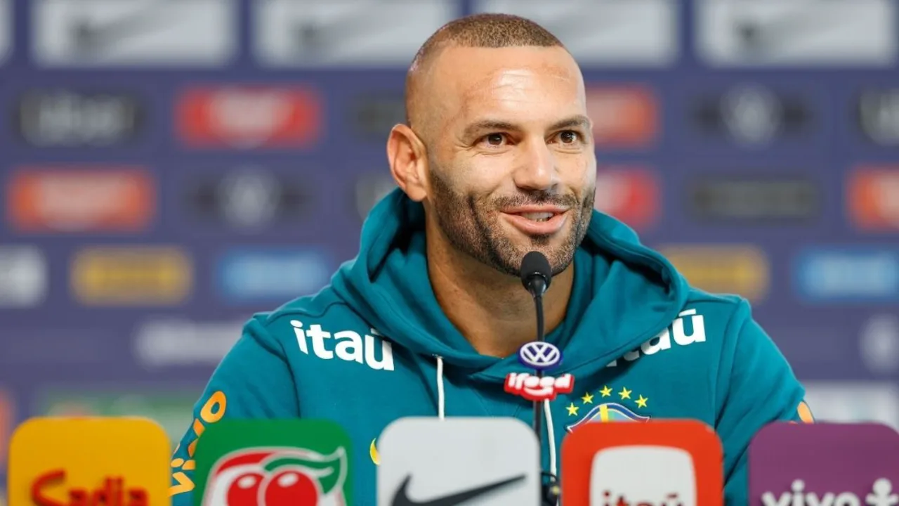 Weverton com a camisa da Seleção Brasileira durante treino da Copa do Mundo 2026