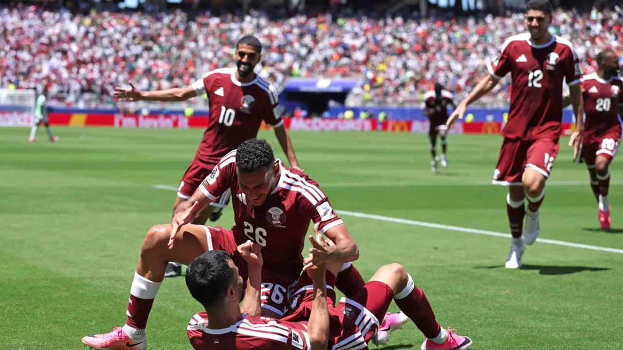 Breel Embolo comemora gol de pênalti pela Suíça contra o Catar no Levi's Stadium em Santa Clara