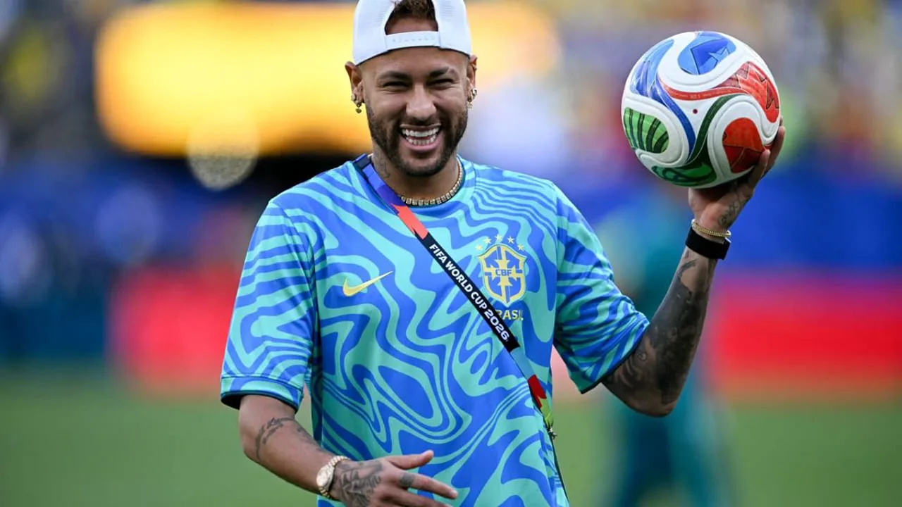 Neymar de tênis e boné à beira do gramado do MetLife Stadium segurando a bola da Copa do Mundo 2026