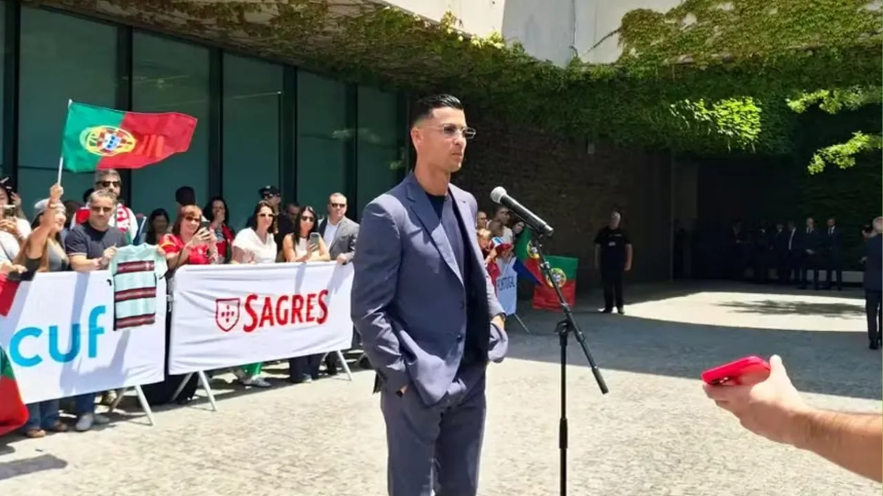 Cristiano Ronaldo de braços abertos com a camisa de Portugal durante aquecimento antes de partida da Copa do Mundo