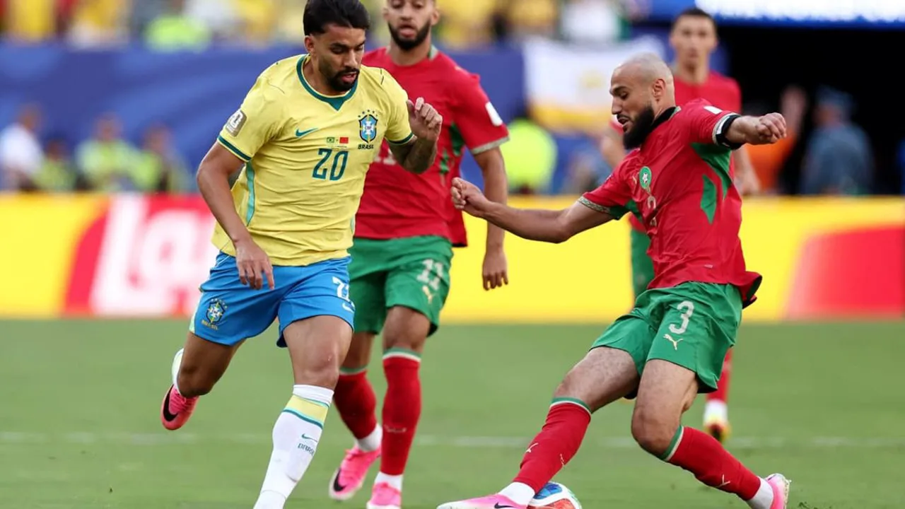 Jogadores do Brasil e Marrocos disputando bola em campo durante partida da Copa do Mundo 2026