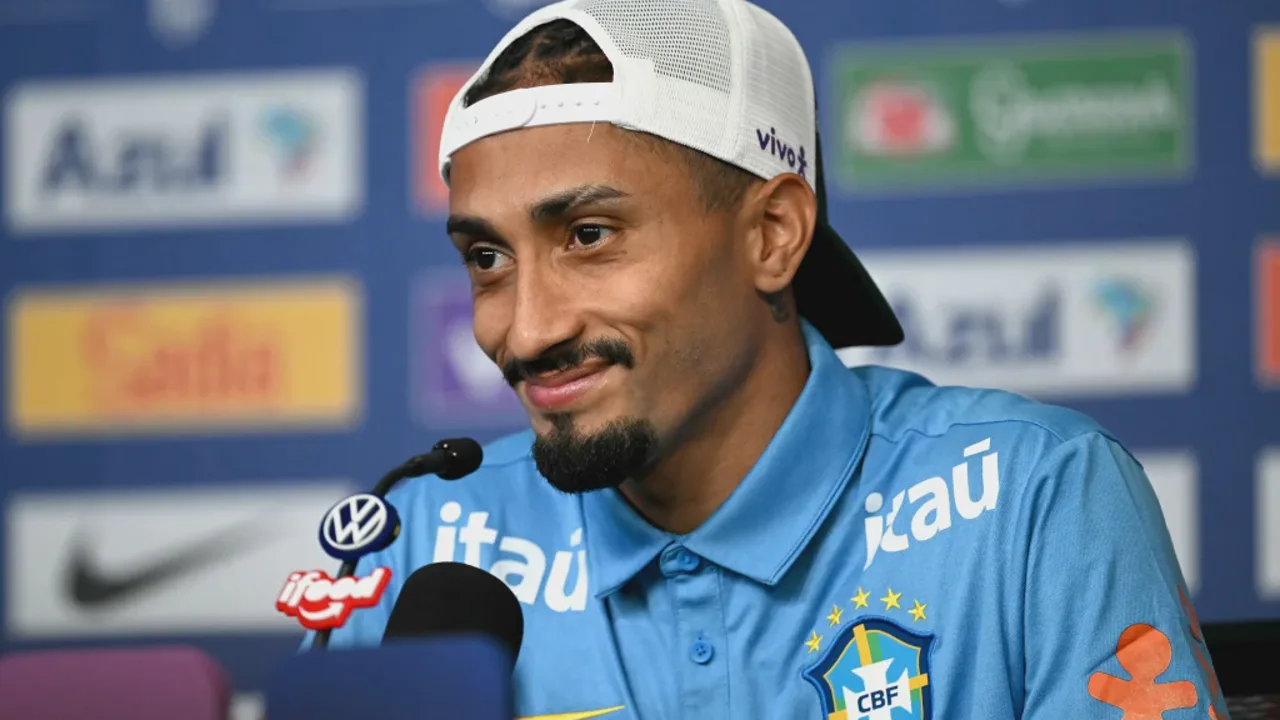 Raphinha com a camisa da Seleção Brasileira em campo durante partida oficial da Copa do Mundo 2026