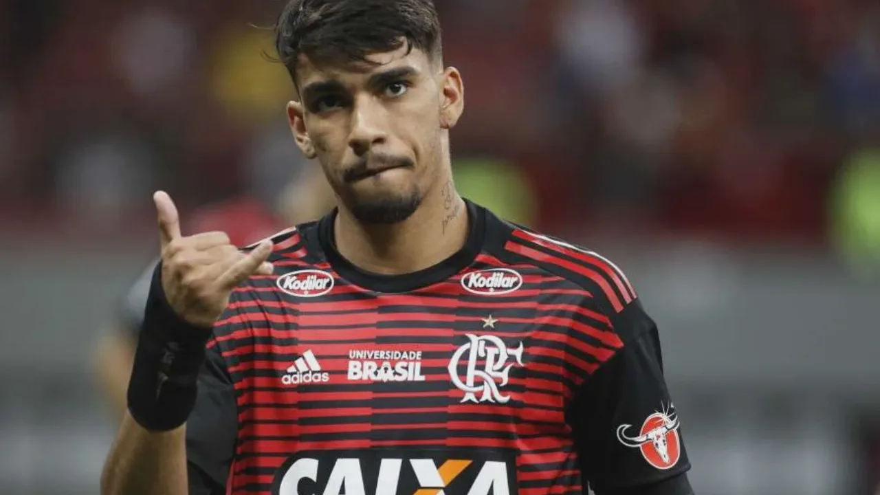 Galvão Bueno ao microfone no MetLife Stadium durante transmissão de Brasil x Marrocos pelo SBT na Copa 2026