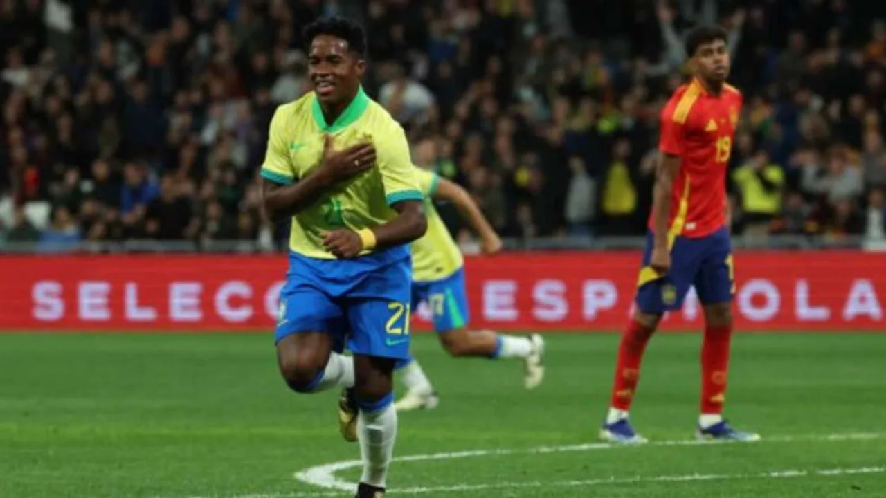 Endrick e Vinicius Júnior juntos com a camisa da Seleção Brasileira durante amistoso no Santiago Bernabéu
