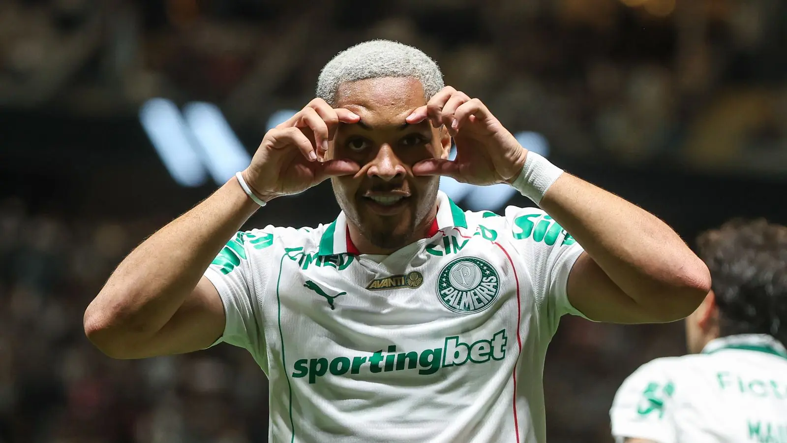 Hoje, qual está em melhor momento Vitor Roque e Yuri Alberto
