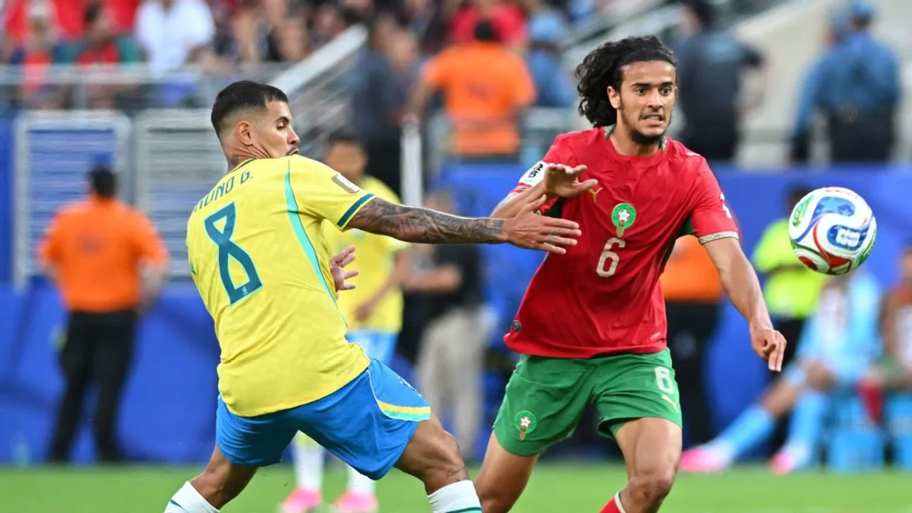 Ayyoub Bouaddi com a camisa 6 de Marrocos em campo durante partida contra o Brasil na Copa do Mundo 2026