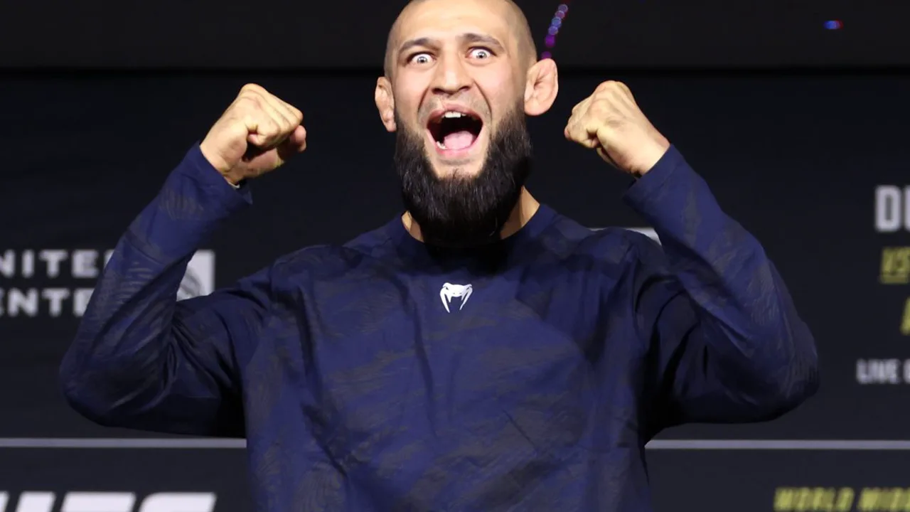 Khamzat Chimaev e Dillon Danis em confronto durante evento RAF 10, com equipes tentando separar os lutadores