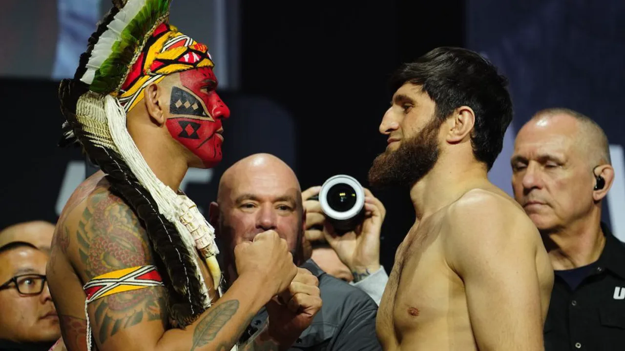 Tallison Teixeira e Alex Pereira durante sessão de sparring em Danbury, Connecticut, no camp para o UFC White House